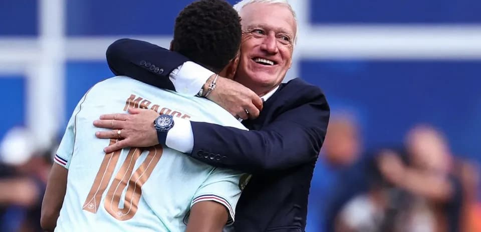 Kylian Mbappé et Didier Deschamps s'enlaçant après match