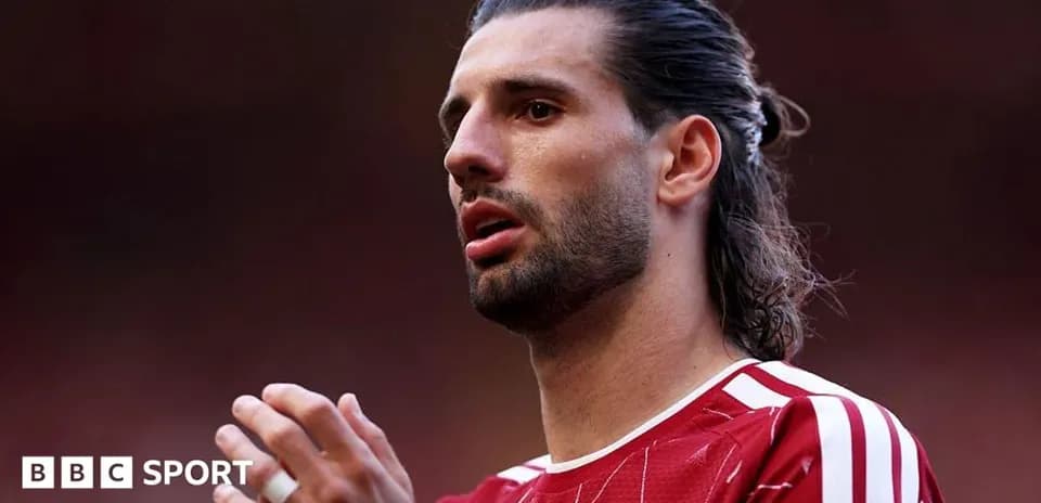 Joueur en maillot rouge s'exprimant sur le terrain