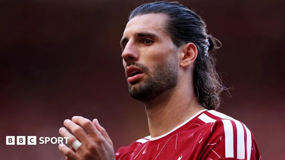 Joueur en maillot rouge s'exprimant sur le terrain