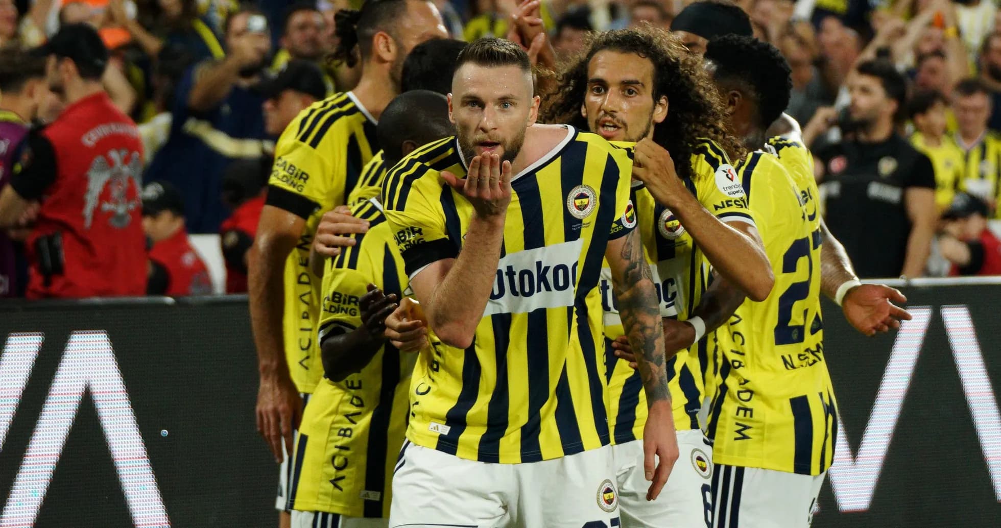 Joueurs de Fenerbahçe célébrant un but ensemble