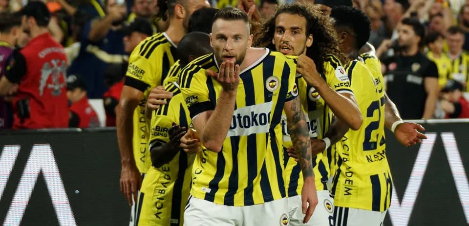 Joueurs de Fenerbahçe célébrant un but ensemble