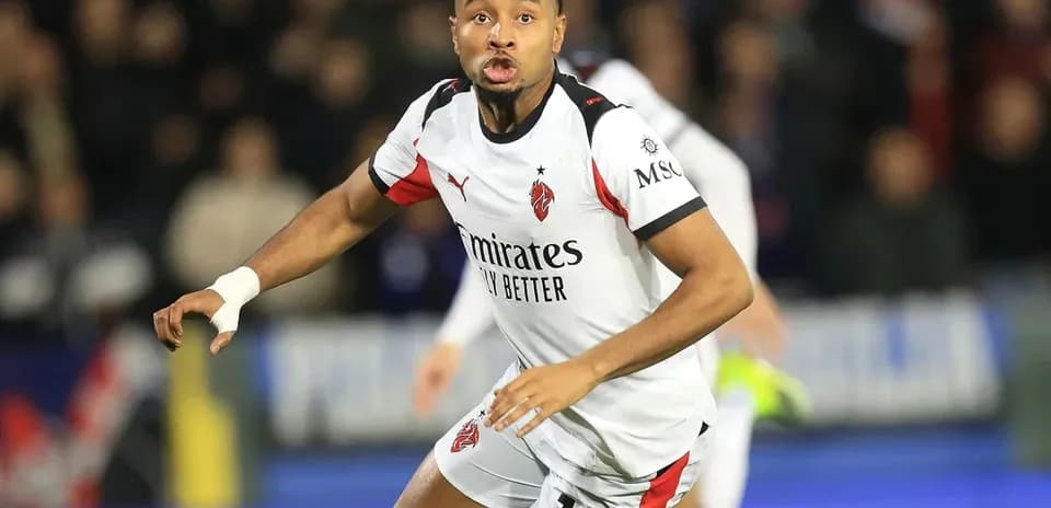 Joueur en action sur le terrain de football
