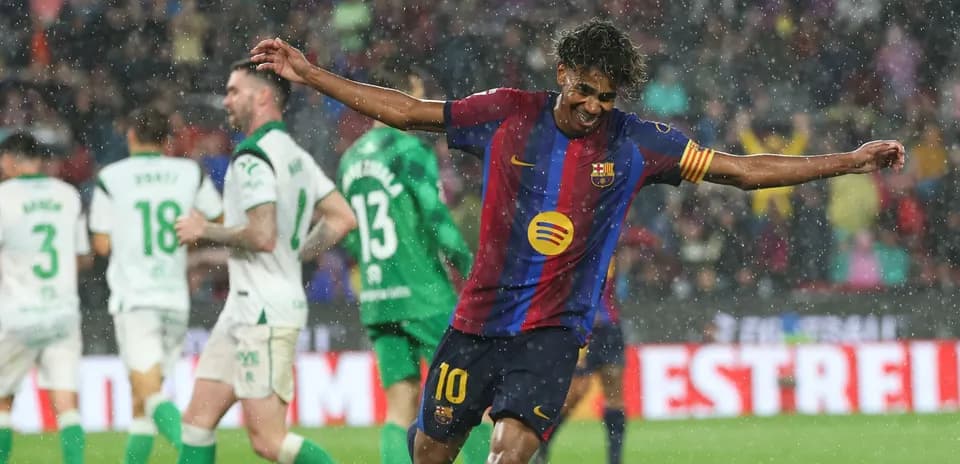 Joueur du FC Barcelone célébrant sous la pluie