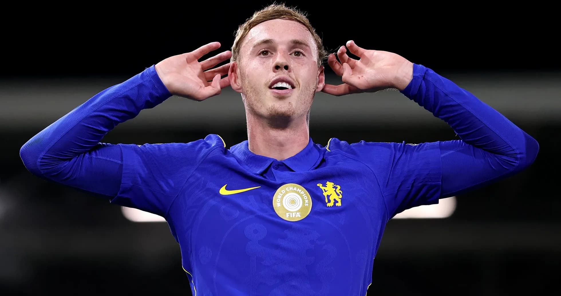 Joueur de Chelsea célébrant un but avec les mains derrière les oreilles