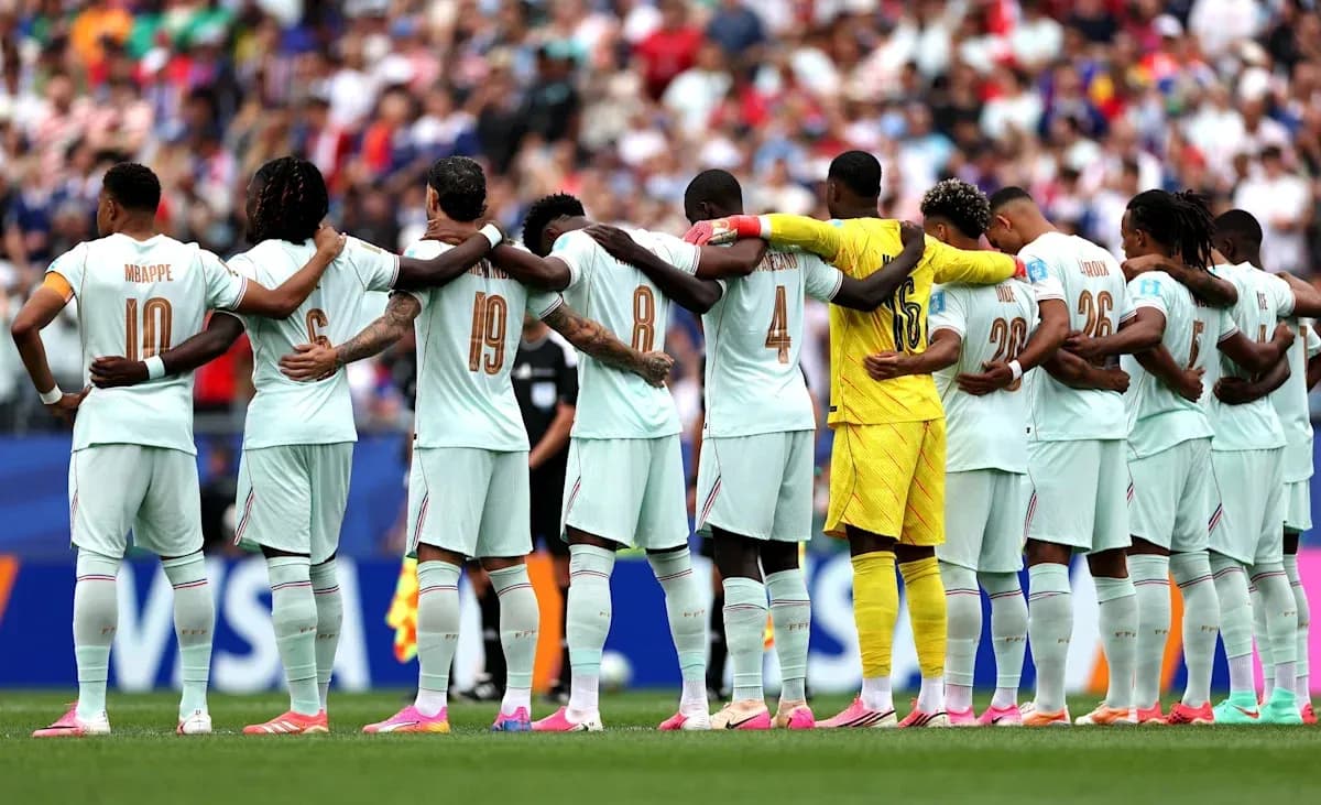 Équipe de football se tenant par les épaules avant le match
