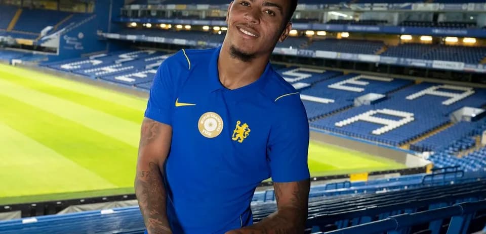 Joueur posant dans le stade de Chelsea