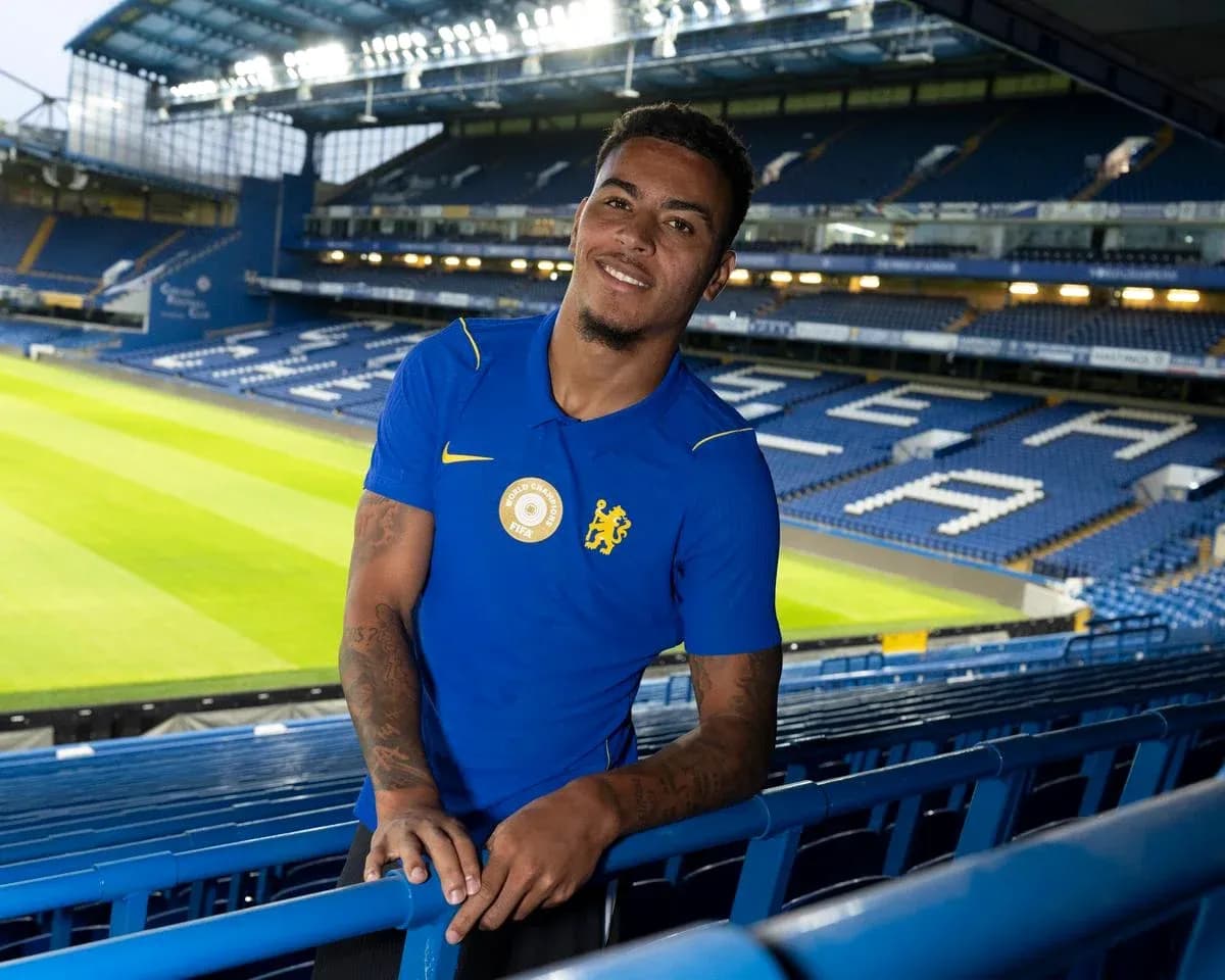 Joueur posant dans le stade de Chelsea