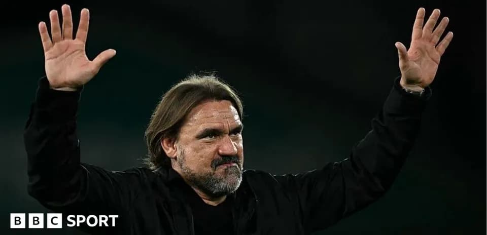 Entraîneur saluant les supporters après le match