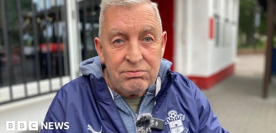 Homme portant un blouson de Southampton FC