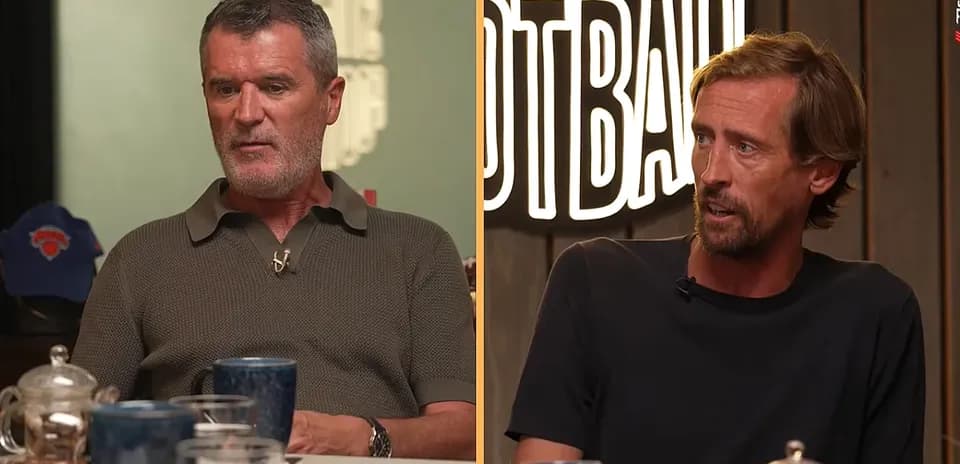 Deux hommes discutant autour d'une table