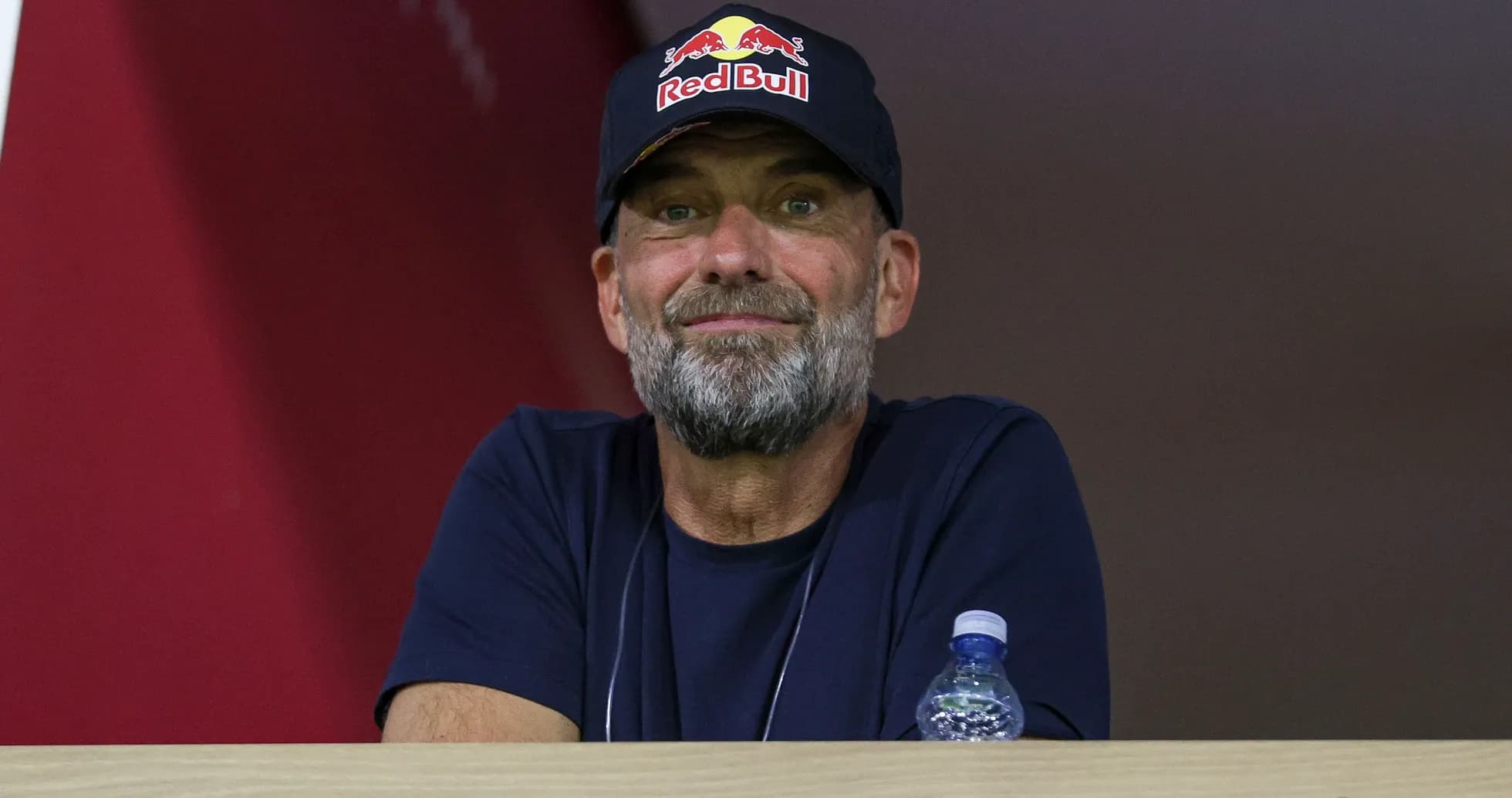 Entraîneur observant le match depuis une loge