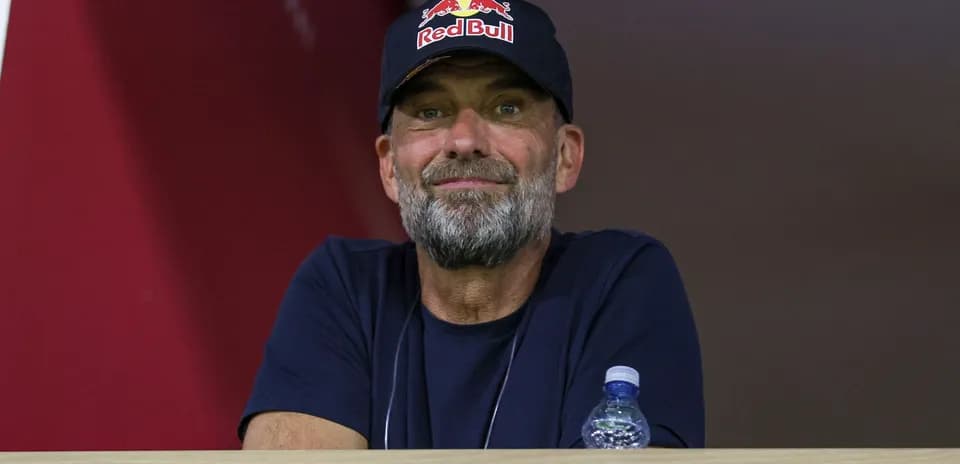 Entraîneur observant le match depuis une loge