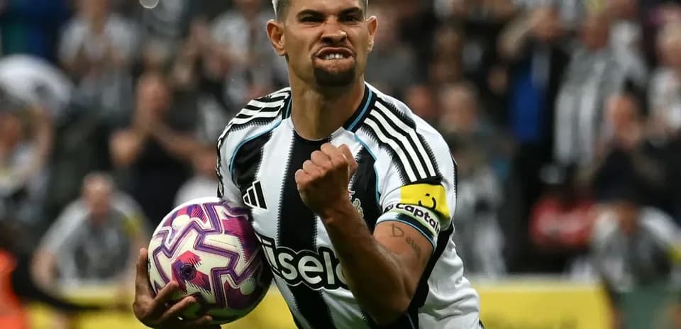 Joueur célébrant avec le ballon après un but