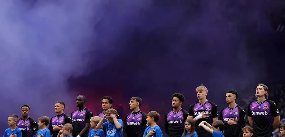 Joueurs et enfants en uniforme avant le match