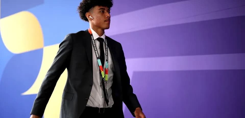 Jeune homme en costume marchant avec un badge