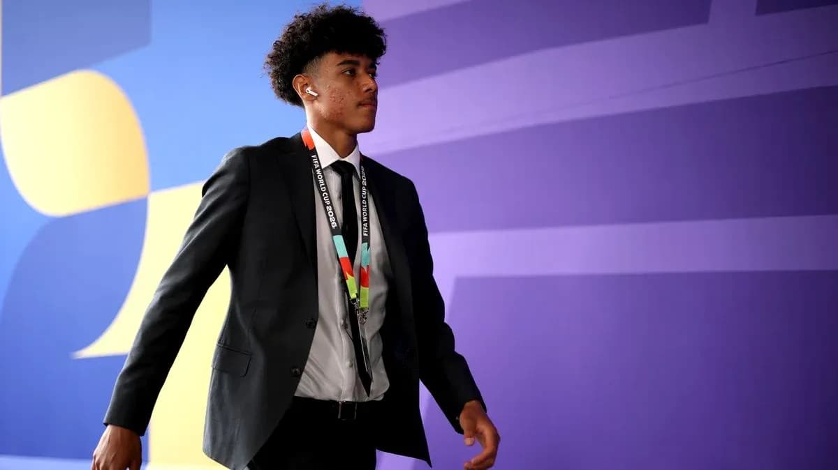 Jeune homme en costume marchant avec un badge