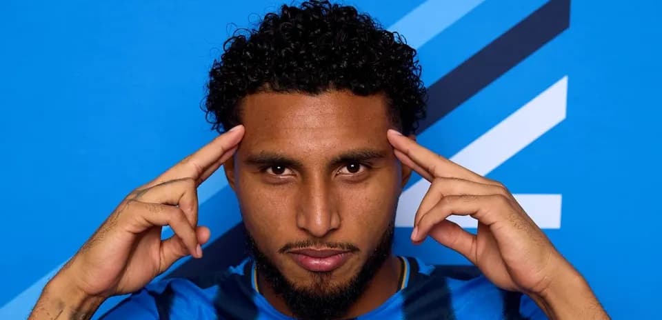Joueur posant avec les mains sur les tempes