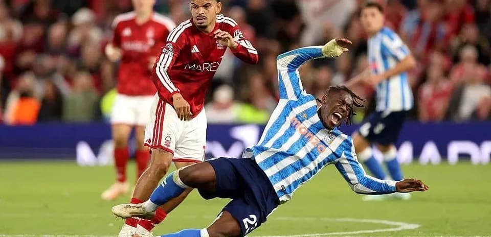 Joueur tombé au sol après un tacle lors du match