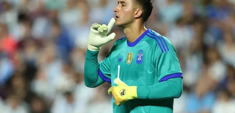 Gardien de but faisant signe de silence pendant le match