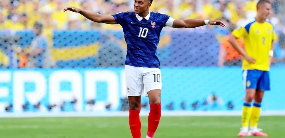 Kylian Mbappé célèbre un but contre la Suède
