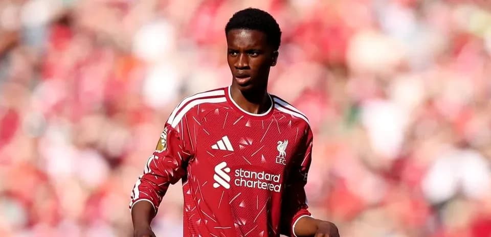 Joueur de Liverpool en maillot rouge sur le terrain