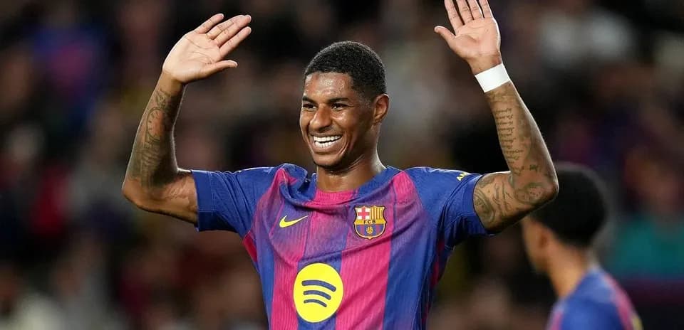 Joueur du FC Barcelone salue les supporters