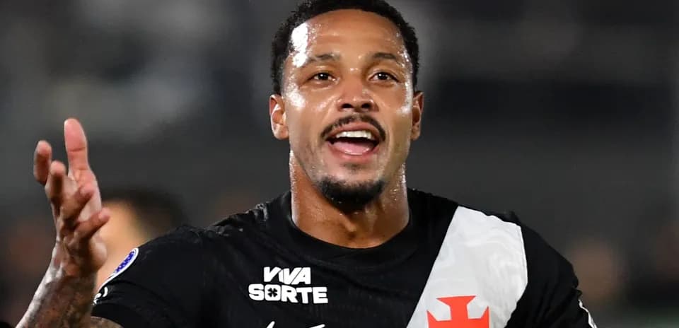 Joueur célébrant avec un maillot noir et blanc