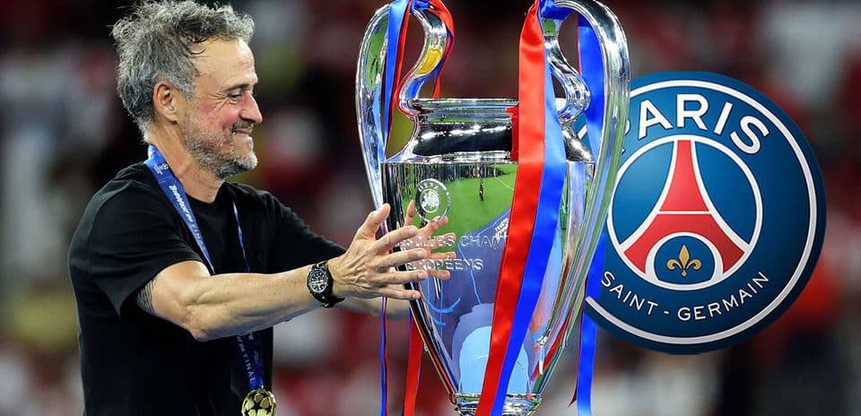 Entraîneur tenant le trophée de la Ligue des champions