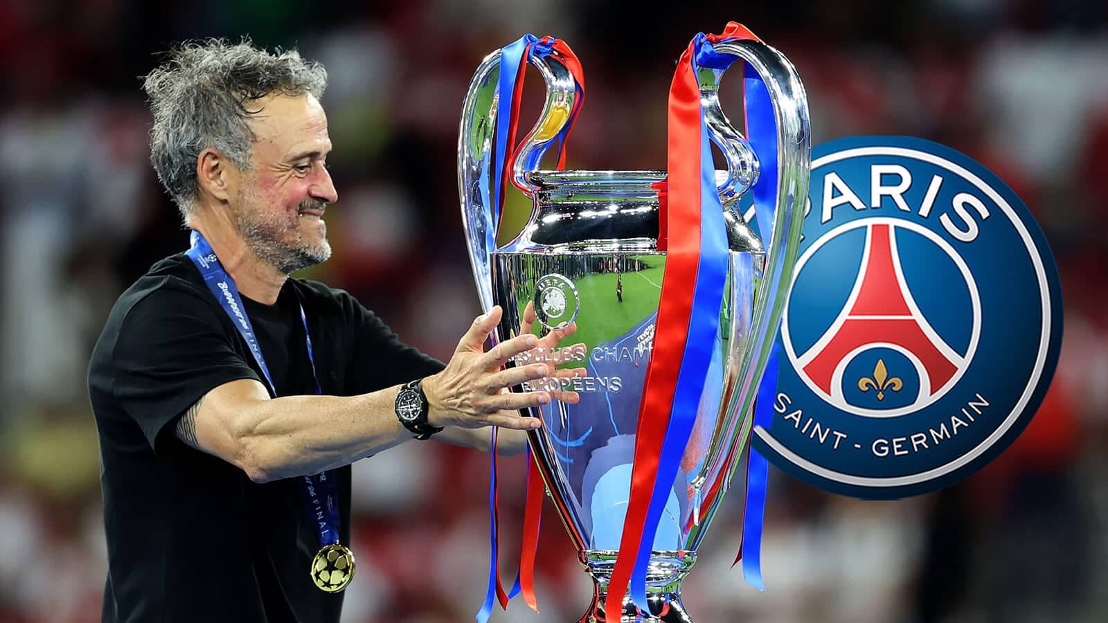 Entraîneur tenant le trophée de la Ligue des champions