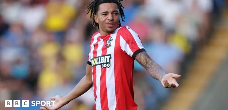 Joueur de Southampton gesticulant sur le terrain