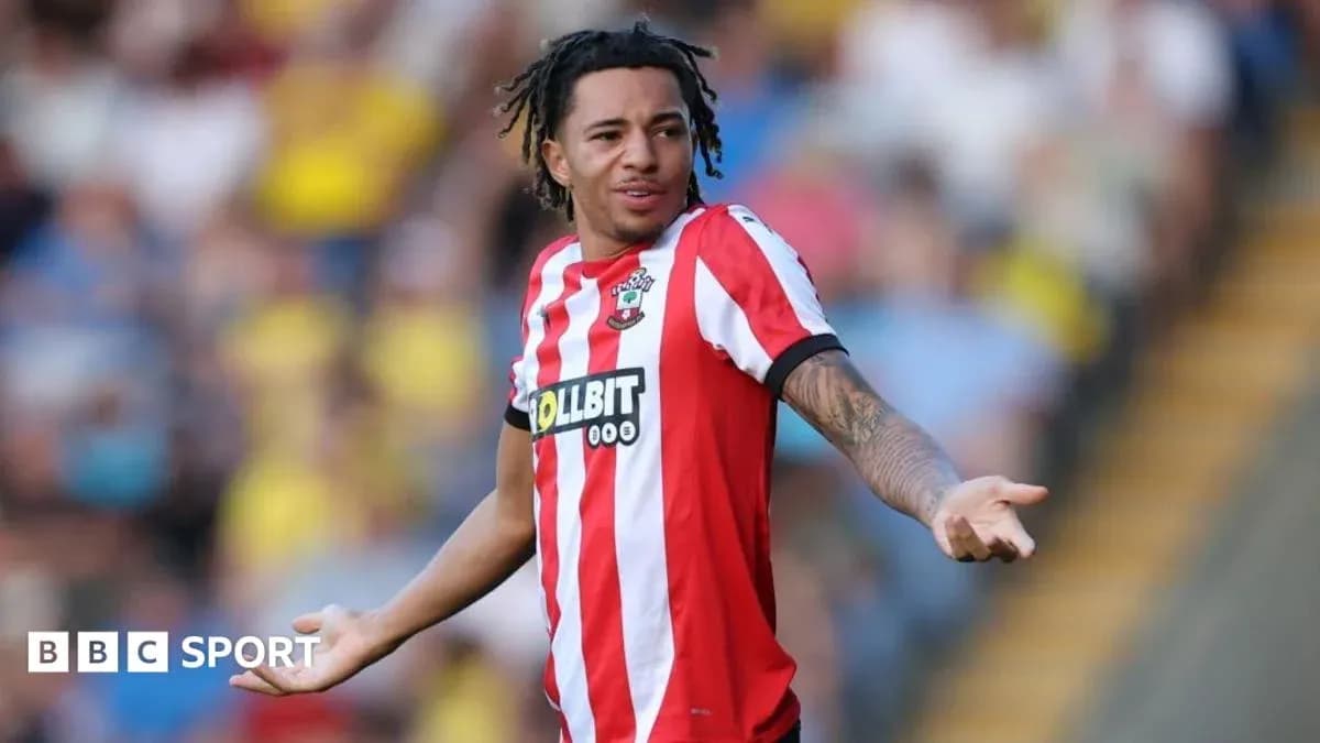 Joueur de Southampton gesticulant sur le terrain