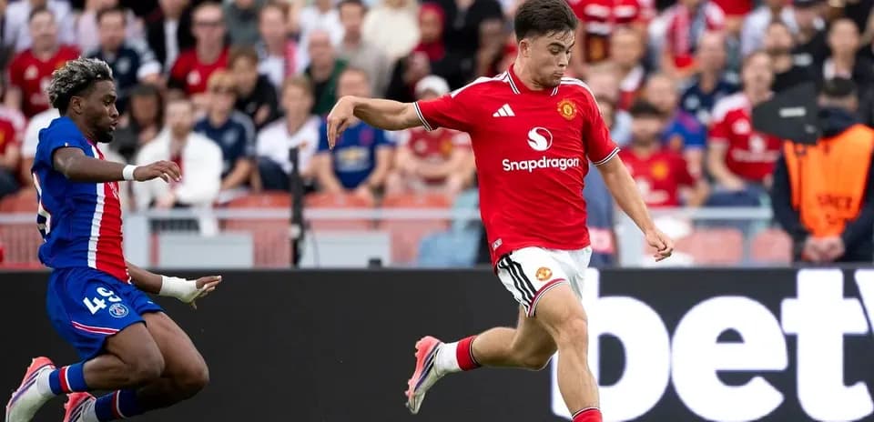 Joueur de Manchester United dribblant un adversaire