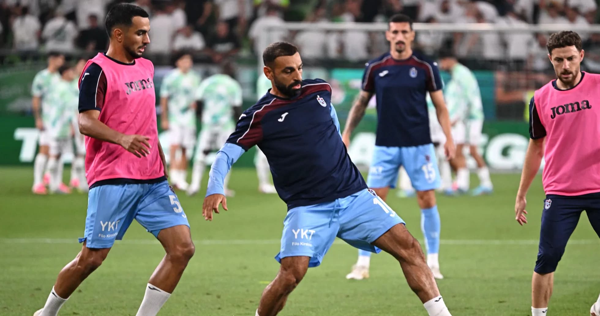 Joueurs s'échauffant avant le match de football