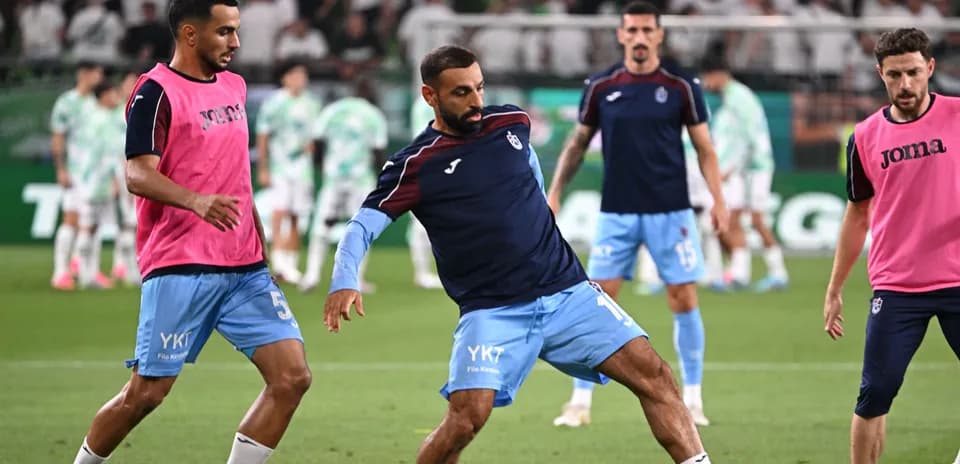 Joueurs s'échauffant avant le match de football