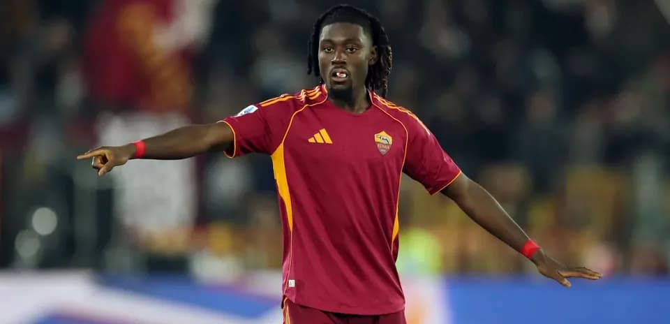 Joueur de l'AS Roma signalant une action sur le terrain