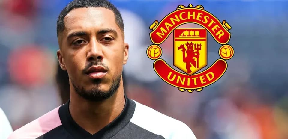 Joueur de football devant le logo de Manchester United