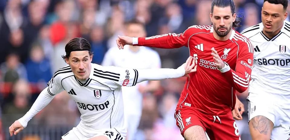 Joueurs de Fulham et Liverpool en pleine action