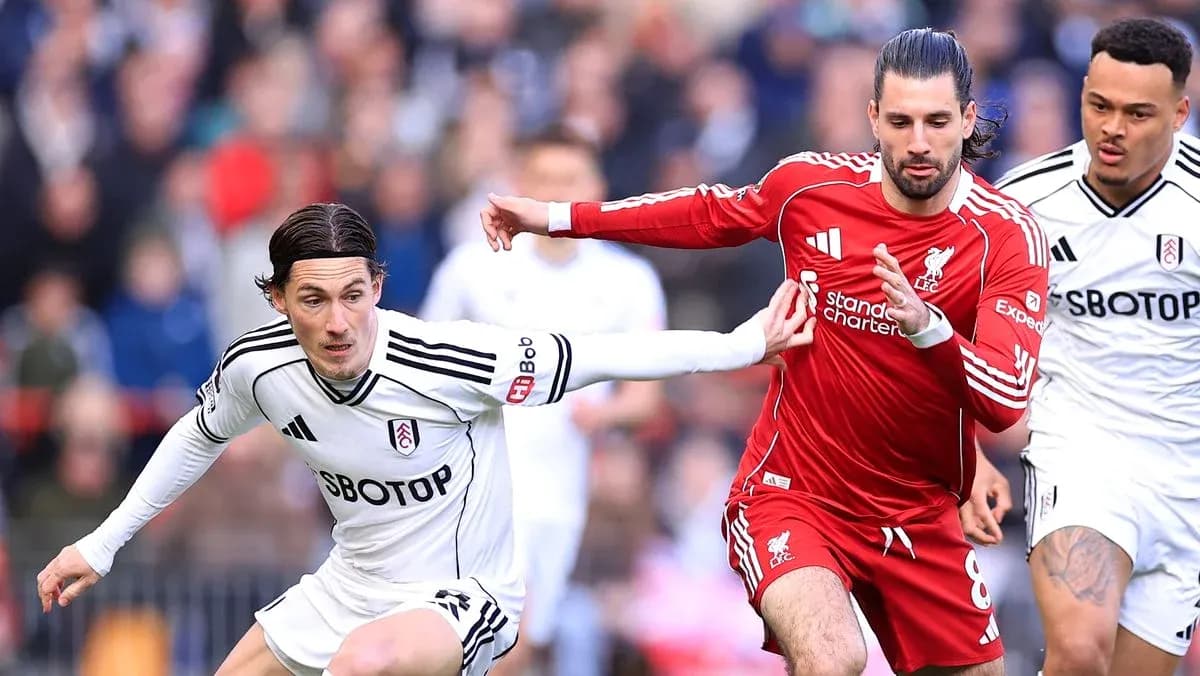 Joueurs de Fulham et Liverpool en pleine action