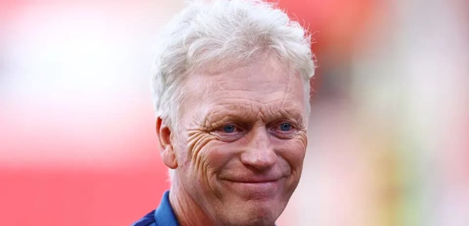 Entraîneur souriant avant le match