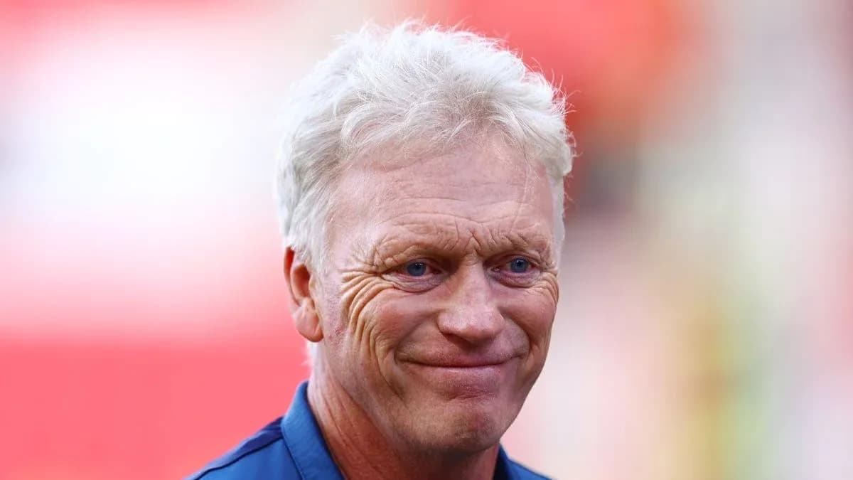 Entraîneur souriant avant le match