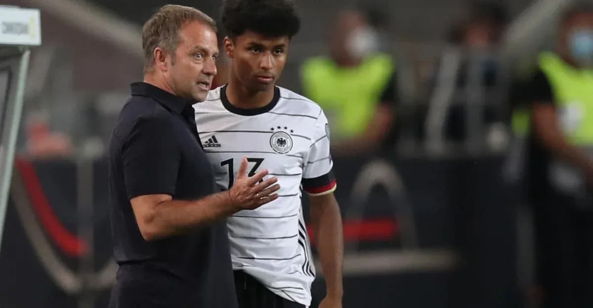 Entraîneur discutant avec un joueur allemand sur le terrain
