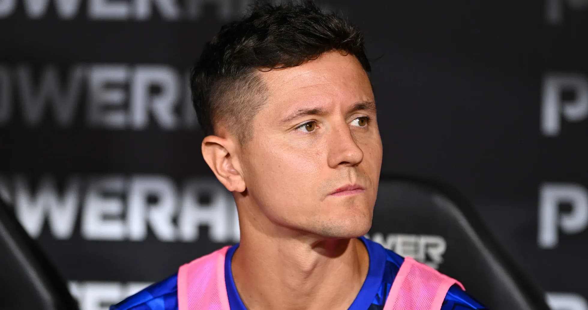 Joueur sur le banc de touche, regard concentré