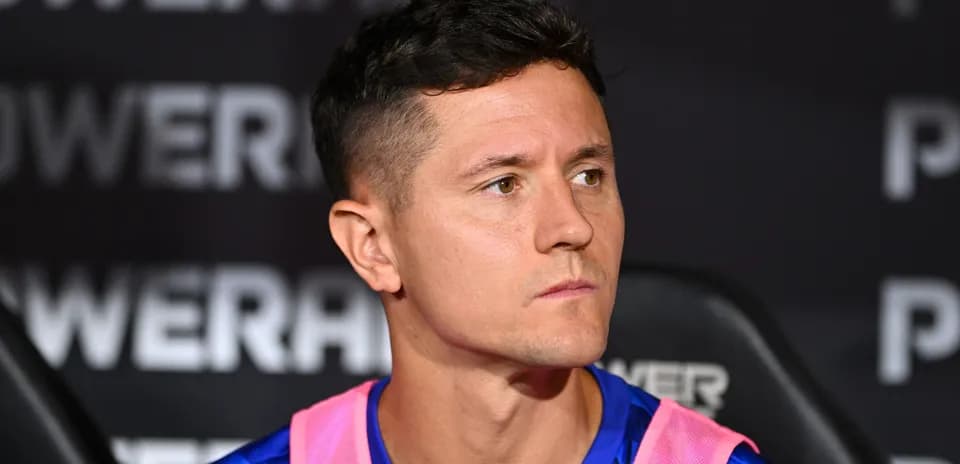Joueur sur le banc de touche, regard concentré