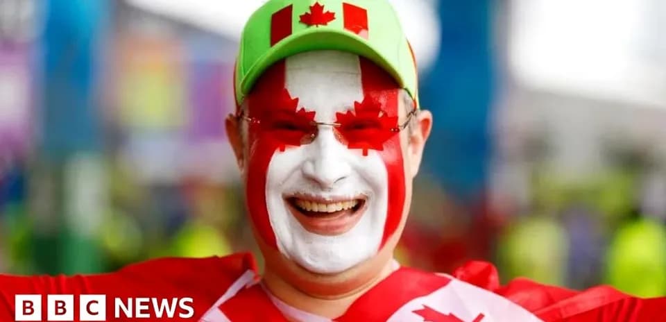 Supporter canadien avec le visage peint aux couleurs du Canada