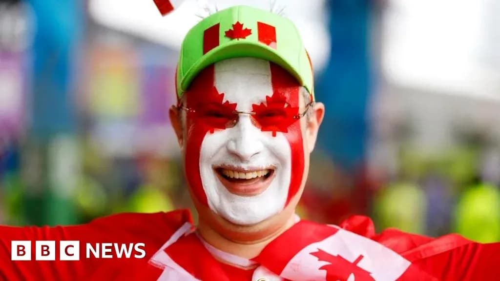 Supporter canadien avec le visage peint aux couleurs du Canada