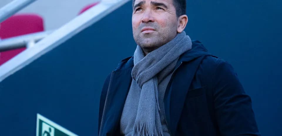 Homme regardant vers le haut dans un stade