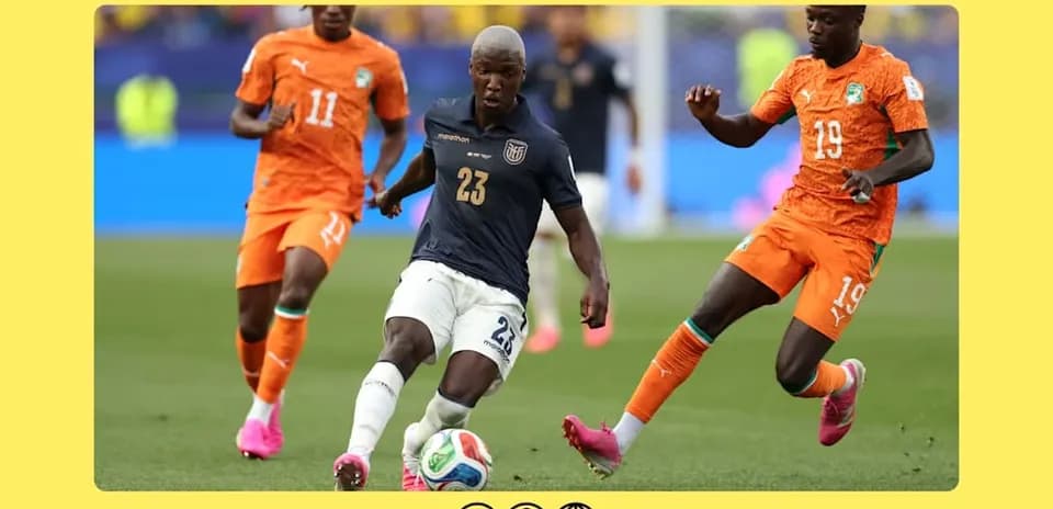 Joueur en dribble entre deux adversaires lors du match