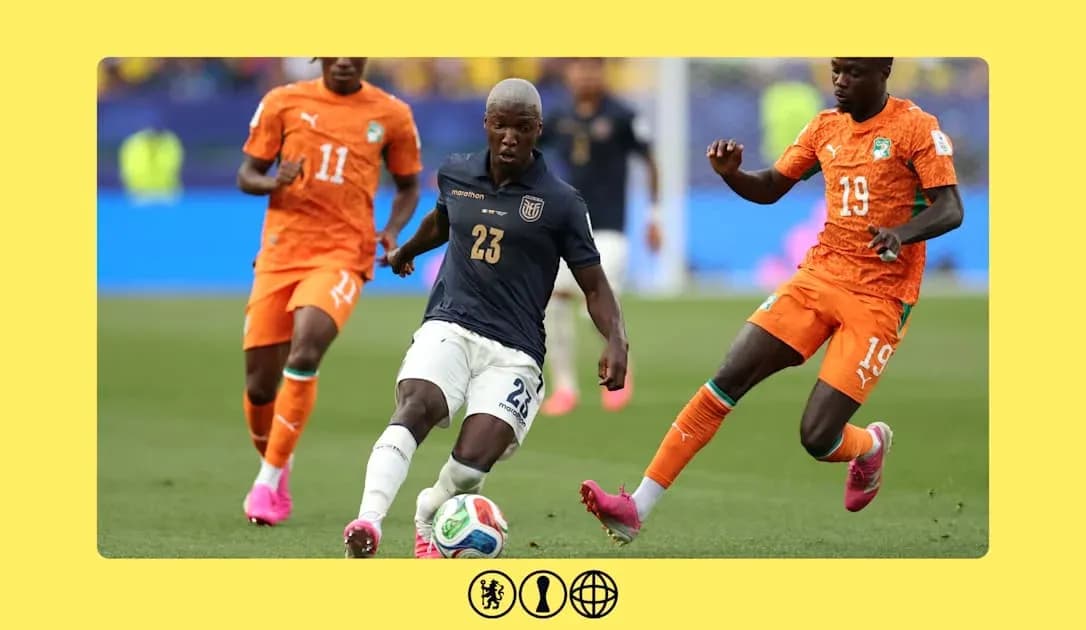Joueur en dribble entre deux adversaires lors du match