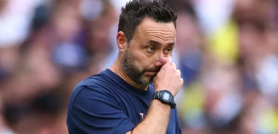 Entraîneur réfléchissant pendant le match