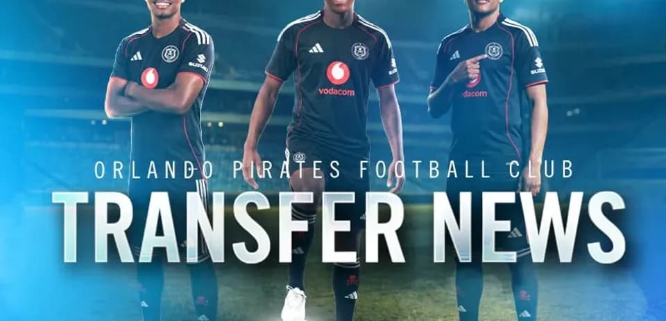Trois joueurs d'Orlando Pirates en maillots noirs